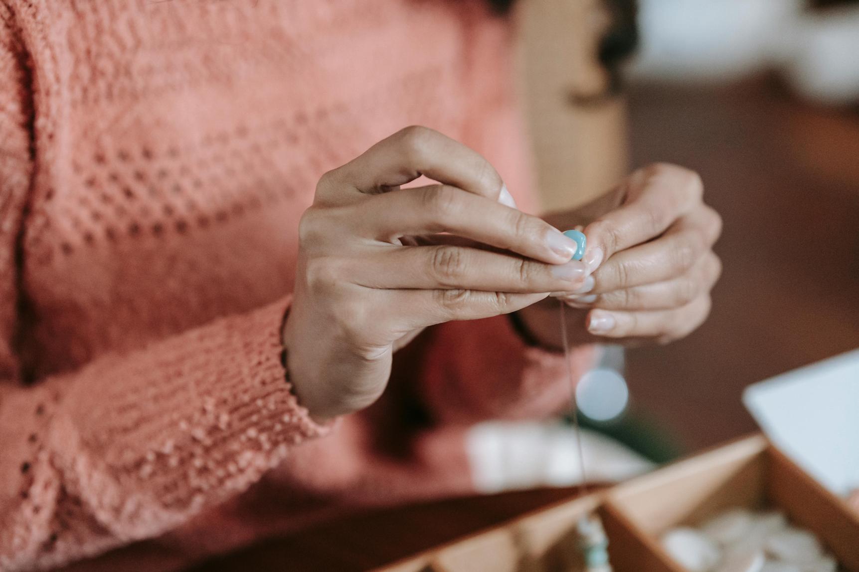 comment fabriquer un bracelet de perles avec un cordon élastique